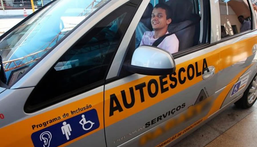 Autoescolas deverão ter veí­culo adaptado para formar condutores com deficiência